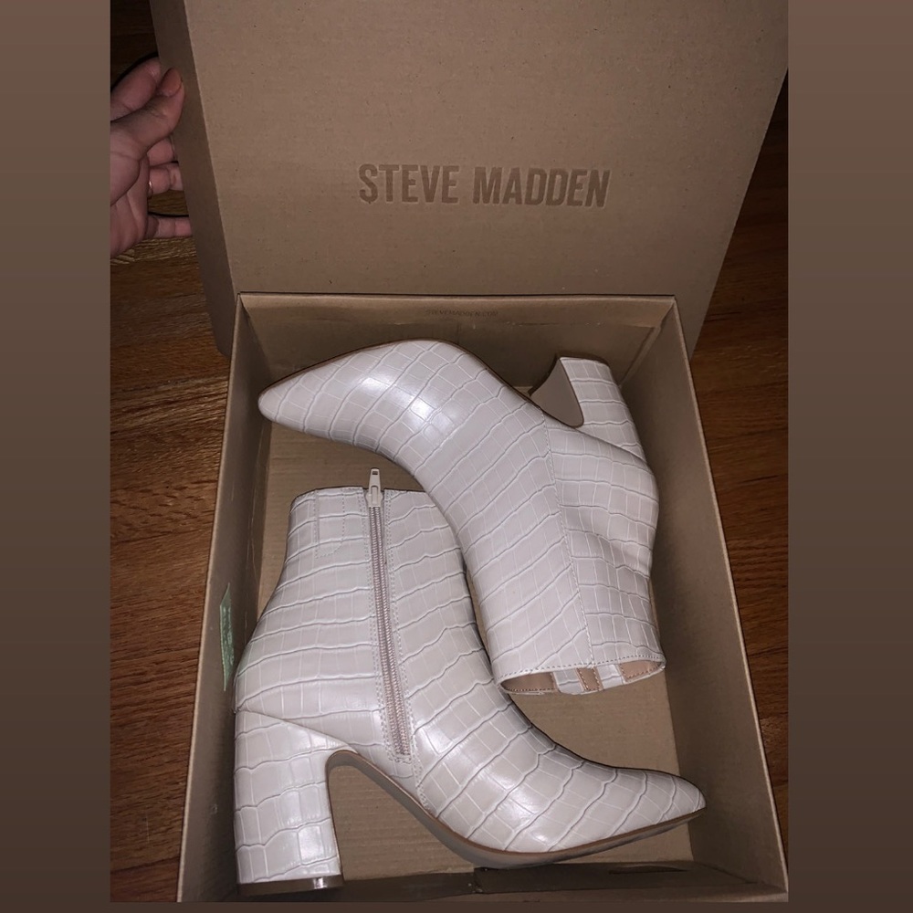 NEW!! Steve Madden beige/white crocodile boots -⭐️ still in the box ⭐️